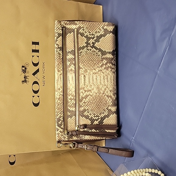 COACH MADISON CLUTCH/WRISTLET - Picture 13 of 13